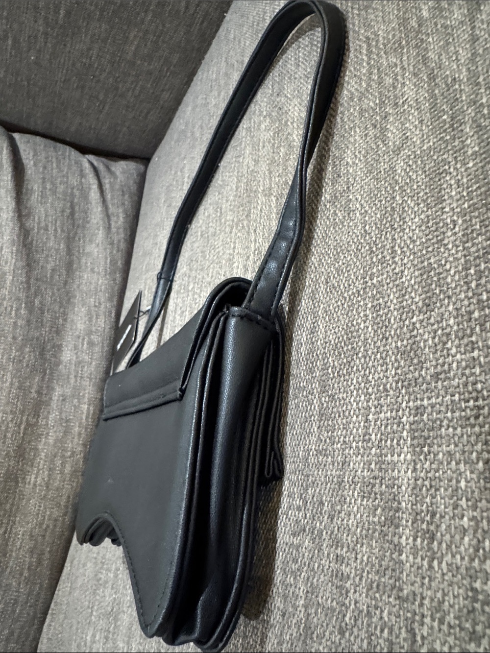 PrettyLittleThing Black Curved Mini Shoulder Bag - Picture 3 of 7